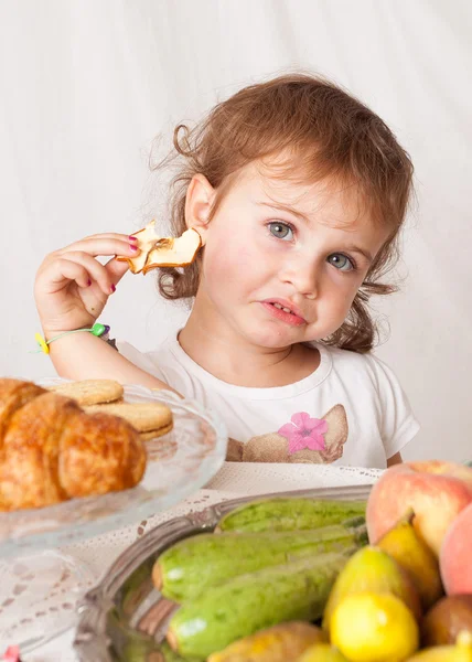 Comida saudável para crianças, menina come . — Fotografia de Stock