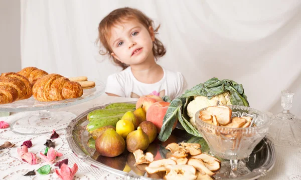 Krásná dívka ve studiu s zdravé dětské výživy. — Stock fotografie