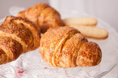 Boş kruvasan kepekli un ve Maya anne.