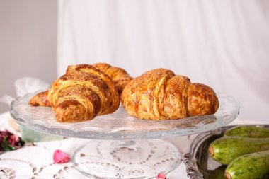 Boş kruvasan kepekli un ve Maya anne.