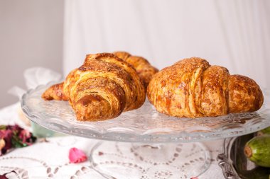 Boş kruvasan kepekli un ve Maya anne.