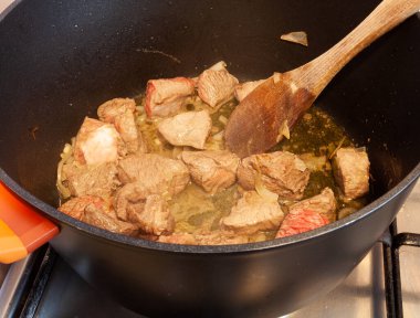 Trieste usulü patatesli biftek tarifi, tipik İtalyan yemeği..