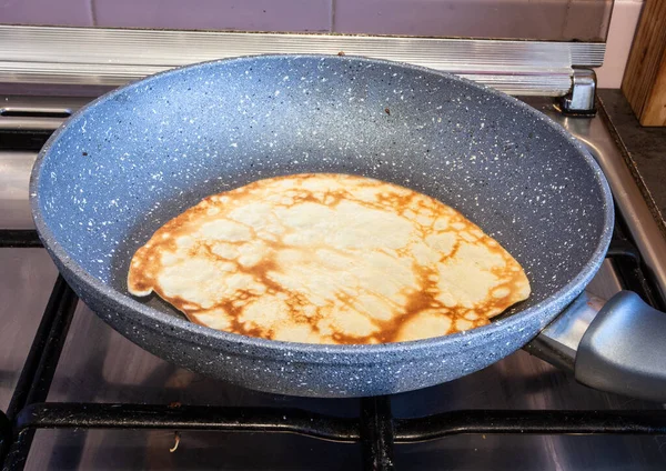 Przygotowanie Ciasta Smażenia Naleśników Domowej Kuchni Naturalne Światło — Zdjęcie stockowe