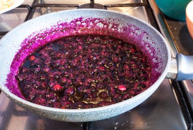 Ev yapımı mascarpone ve yabanmersinli krep, doğal ışık