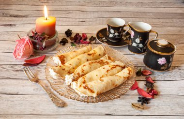 Ev yapımı mascarpone ve yabanmersinli krep, doğal ışık