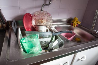 Mutfakta yıkanacak kirli bulaşıklar lavaboda, doğal ışık..