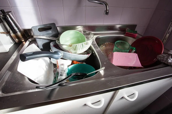 Smutsiga Rätter Att Tvätta Köket Diskhon Naturligt Ljus — Stockfoto