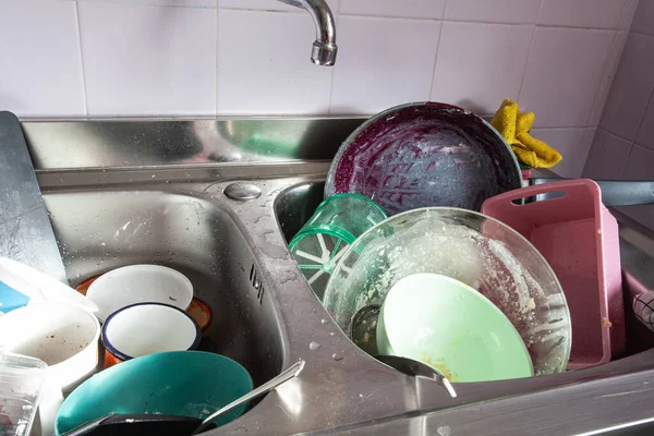 洗碗槽里的脏盘子 自然光 — 图库照片