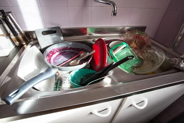 Smutsiga Rätter Att Tvätta Köket Diskhon Naturligt Ljus — Stockfoto