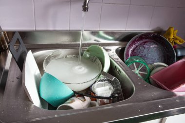 Mutfakta yıkanacak kirli bulaşıklar lavaboda, doğal ışık..