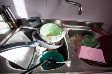 Mutfakta yıkanacak kirli bulaşıklar lavaboda, doğal ışık..