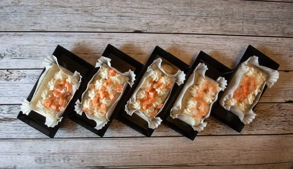 Apéritif Canapés Saumon Crevettes Dans Des Plateaux Rectangulaires Plastique Noir — Photo