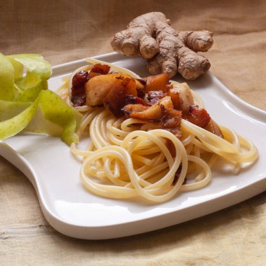 Pastırmalı, elmalı ve zencefilli spagetti tarifi..