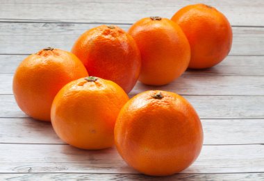 Masada taze taze portakallar, doğal ışık.