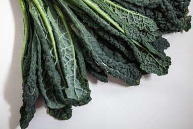 Siyah lahana yapraklı aperatif ve kızartmayla pişirilmiş keten tohumu, cips tarifi..