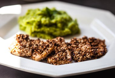 Sirke ve soya sosuyla marine edilmiş soya peyniri tarifi patates püresi, bezelye ve nane..