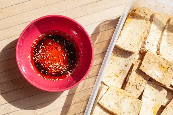 酢と醤油でマリネした豆腐のレシピをマッシュポテトと エンドウ豆とミント — ストック写真