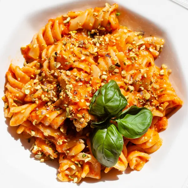 Fusilli Vegani Con Pepe Forno Salsa Pistacchio — Foto Stock