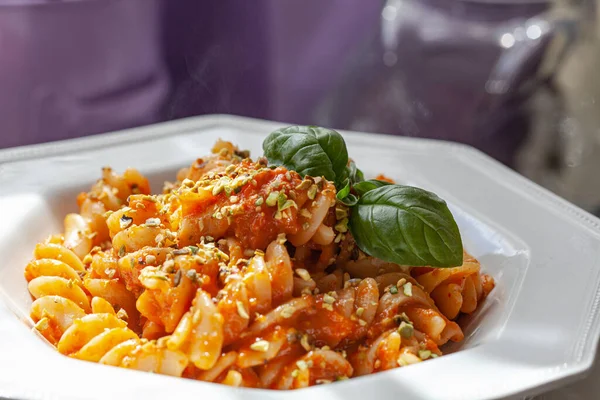 Fusilli Vegani Con Pepe Forno Salsa Pistacchio — Foto Stock