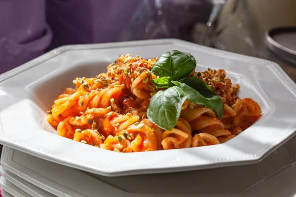 Fusilli Vegan Com Pimenta Assada Molho Pistache — Fotografia de Stock