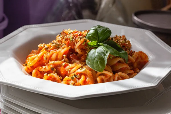 Fusilli Vegani Con Pepe Forno Salsa Pistacchio — Foto Stock