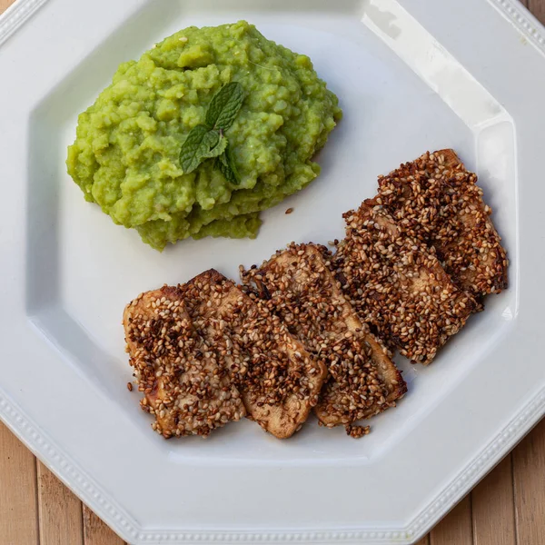 Rezept Für Essig Und Sojasauce Marinierten Tofu Mit Kartoffelpüree Erbsen — Stockfoto