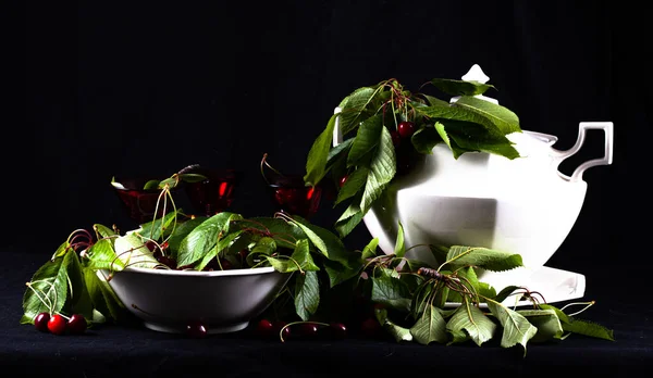 Petites Cerises Biologiques Fraîchement Cueillies Sur Fond Noir — Photo