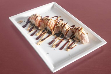 Restoranda Asya yemekleri, doğal ışık.