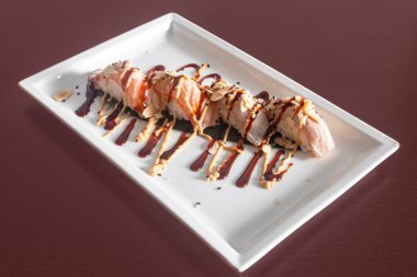 Restoranda Asya yemekleri, doğal ışık.