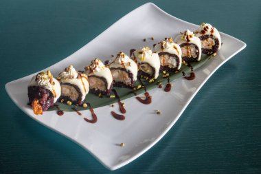 Restoranda Asya yemekleri, doğal ışık.