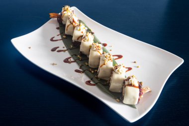 Restoranda Asya yemekleri, doğal ışık.