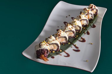 Restoranda Asya yemekleri, doğal ışık.