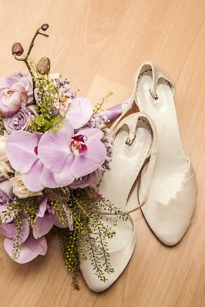 Παπούτσια και λουλούδια — Φωτογραφία Αρχείου