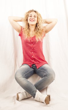 Güzel sarışın genç kız.