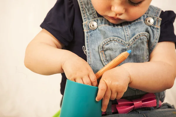 Um ano bebê menina no estúdio . — Fotografia de Stock