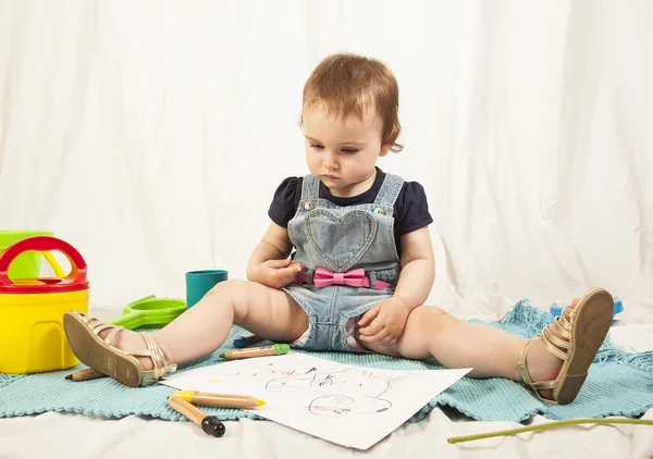 Um ano bebê menina no estúdio . — Fotografia de Stock