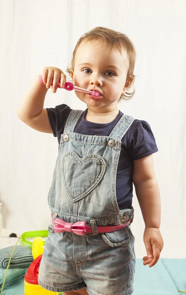 Um ano bebê menina no estúdio . — Fotografia de Stock