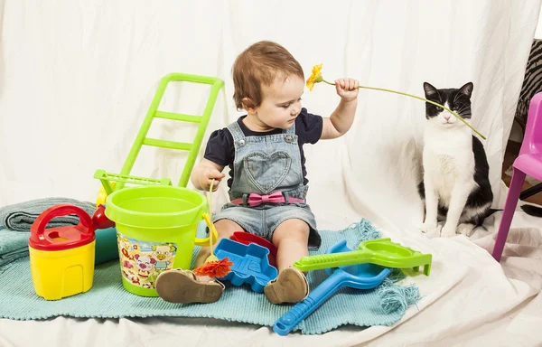 Um ano bebê menina no estúdio . — Fotografia de Stock