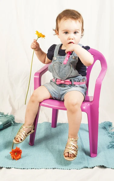 Um ano bebê menina no estúdio . — Fotografia de Stock