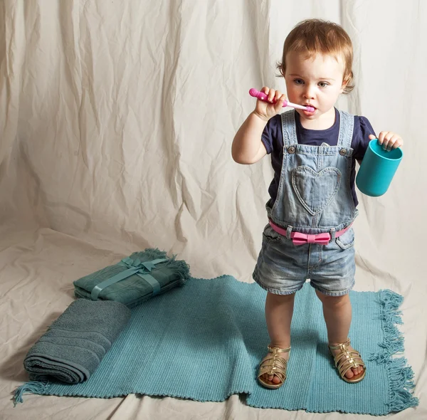 Um ano bebê menina no estúdio . — Fotografia de Stock