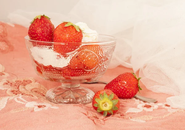 Dessert mit Erdbeeren — Stockfoto