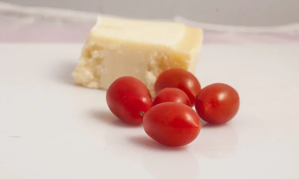 Tomaten en parmezaanschilfers — Stockfoto