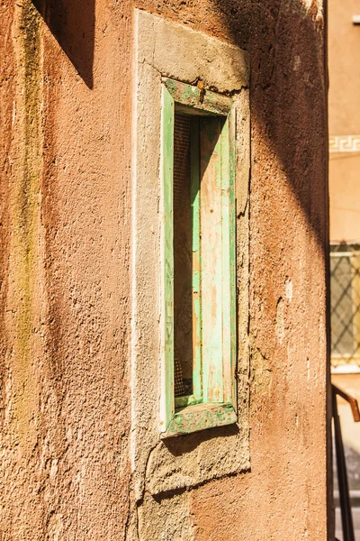 Muggia, ventanas típicas de la ciudad . — Foto de Stock