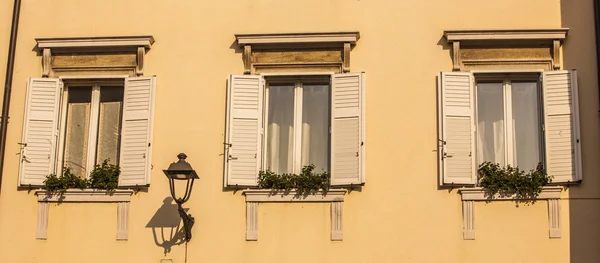 Muggia, janelas típicas da cidade . — Fotografia de Stock