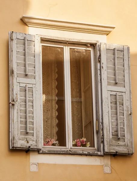 Muggia, finestre tipiche del paese . — Foto Stock