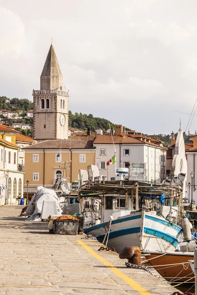 Muggia, pier és csónakok — Stock Fotó