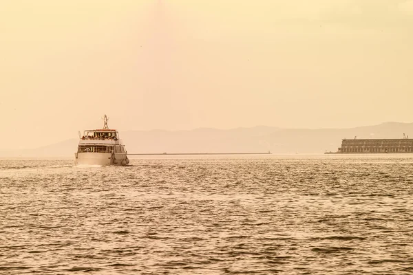 Muggia, Barco motorizado en el Golfo —  Fotos de Stock