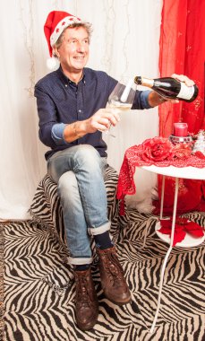 adam şarap içiyor.