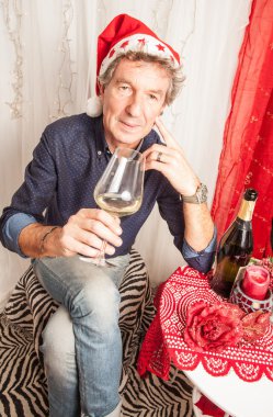 adam şarap içiyor.