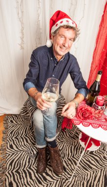 adam şarap içiyor.